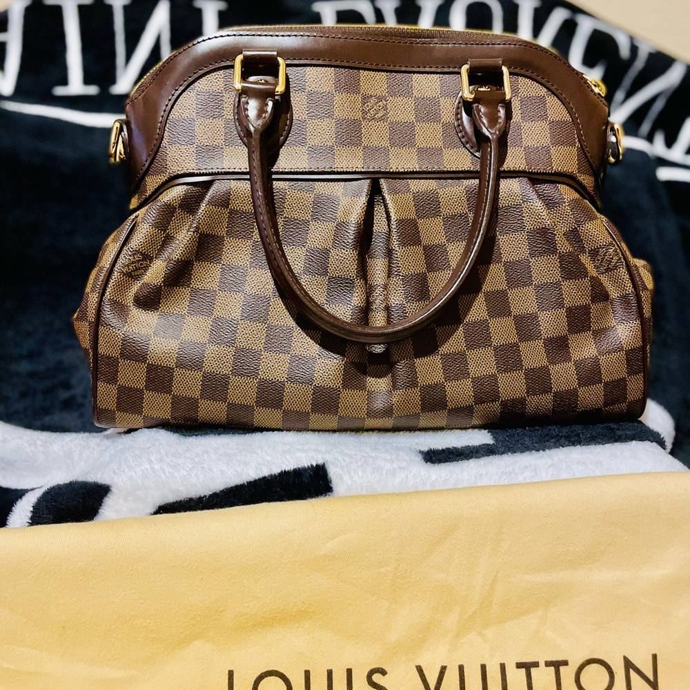 LV Damier Trevi Bought BrandNew and was never used w/ DustBag & shoulder strap